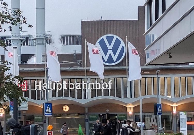 Wolfsburg Hbf mit VW-Werk im Hintergrund (Archiv), via dts Nachrichtenagentur