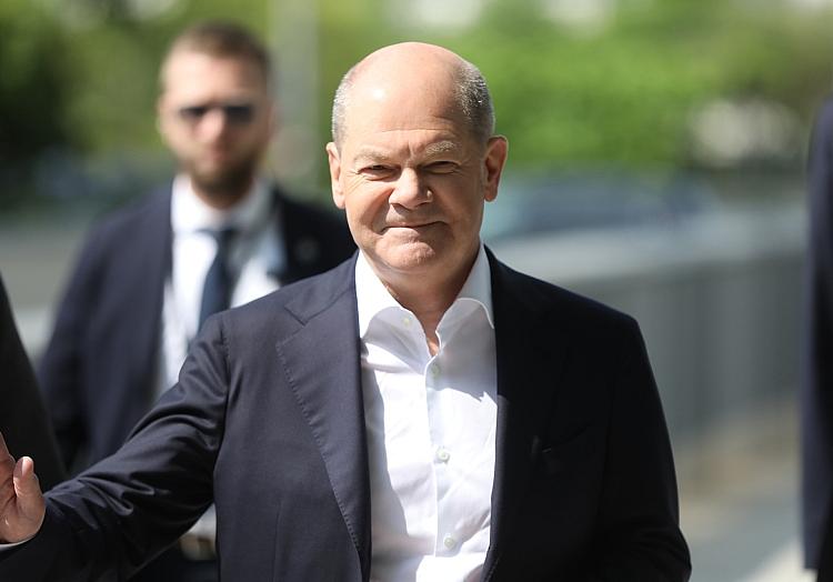 Olaf Scholz mit Personenschützer im Hintergrund (Archiv), via dts Nachrichtenagentur