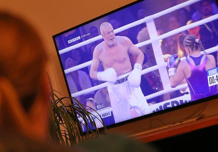 Frau sieht Boxkampf Stefan Raab gegen Regina Halmich auf RTL am 14.09.2024, via dts Nachrichtenagentur