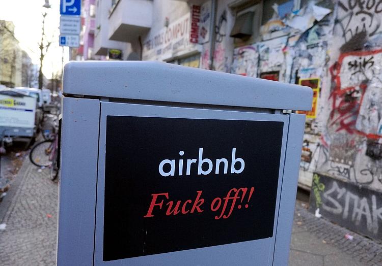 Anti-Airbnb-Sticker (Archiv), via dts Nachrichtenagentur
