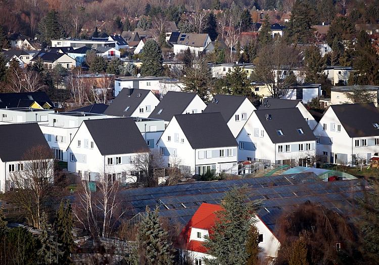 Einfamilienhaussiedlung mit Solarpark (Archiv), via dts Nachrichtenagentur