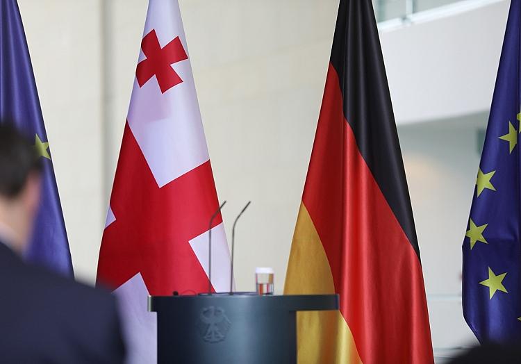 Flaggen von Georgien, Deutschland und EU (Archiv), via dts Nachrichtenagentur