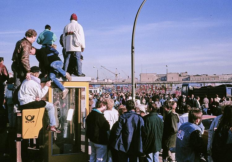 Menschen vor der Berliner Mauer (Archiv), via dts Nachrichtenagentur