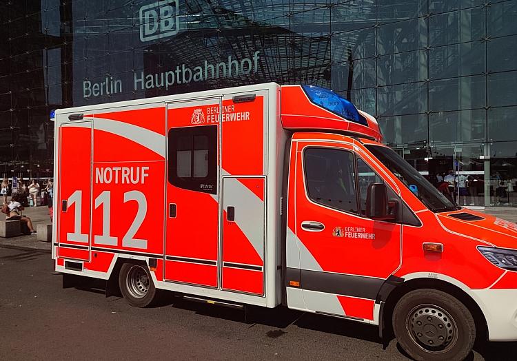 Rettungswagen vor Berliner Hauptbahnhof (Archiv), via dts Nachrichtenagentur