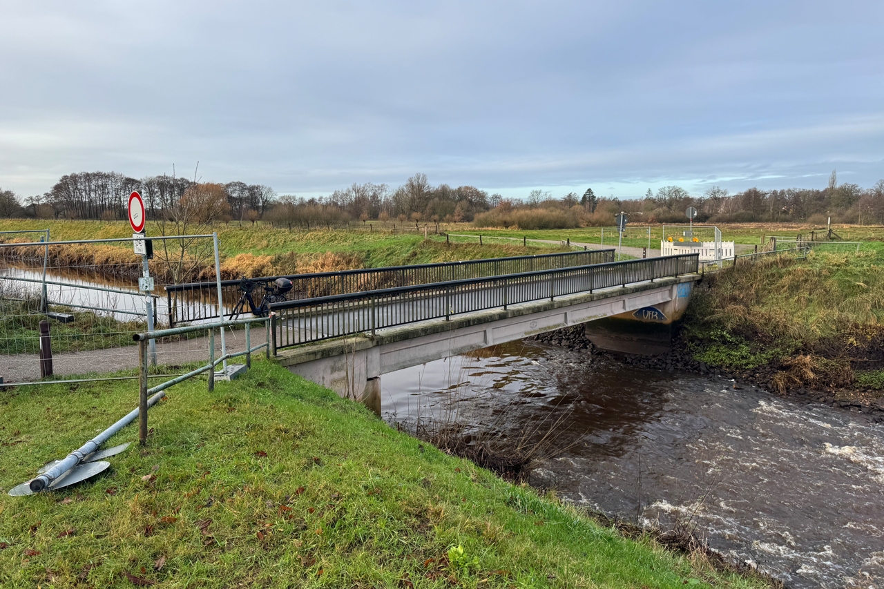 Die Betonbrücke Am Pulverturm über den Osterburger Kanal stammt aus dem Jahr 1959 und wird vorerst gesperrt.