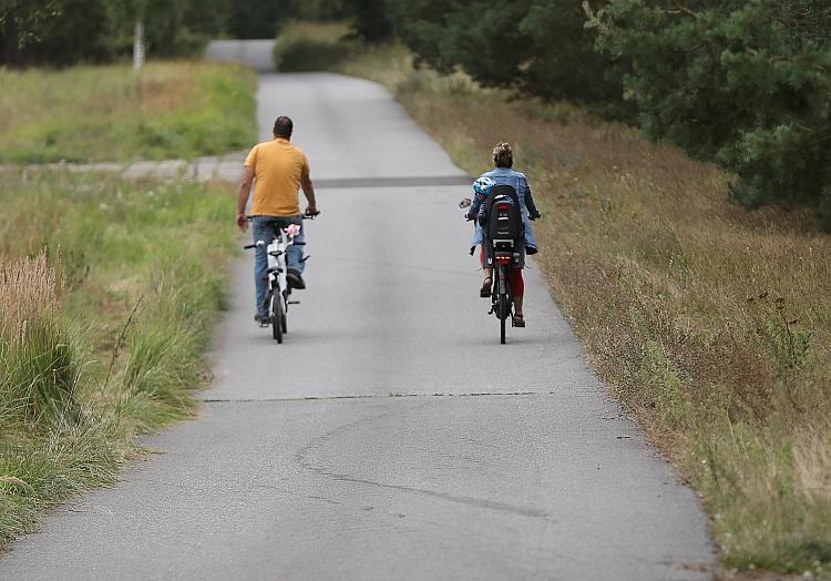 Mann und Frau auf Fahrrad (Archiv), via dts Nachrichtenagentur