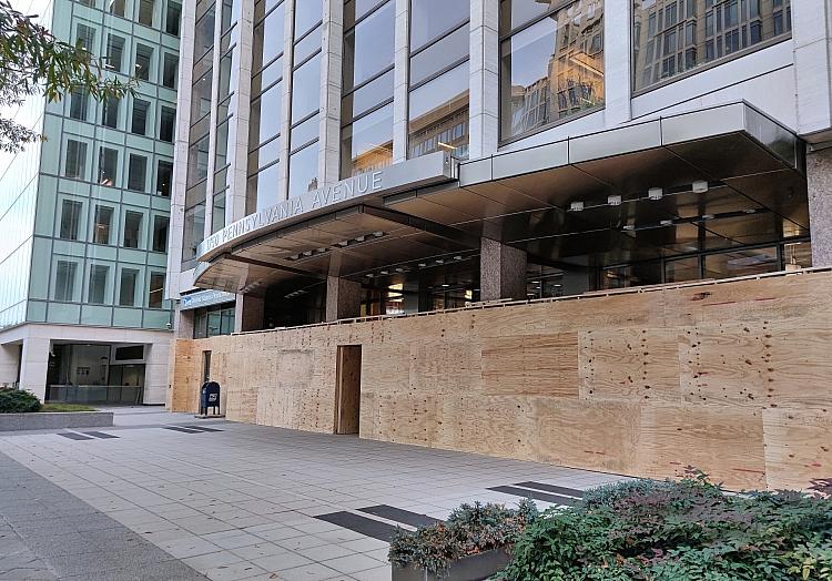 Verrammelte Fensterfront aus Sorge vor Randale bei der US-Wahl am 04.11.2024, via dts Nachrichtenagentur