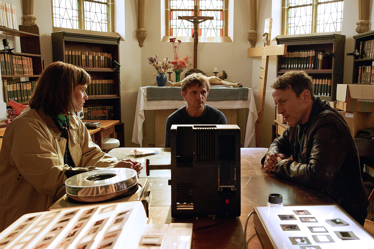 Kommissarin Pötter (Lena Lauzemis), Daniel Weinert (Florian Lukas) und Kommissar Falke (Wotan Wilke Möhring) in Tatort Bundespolizei:„Schweigen“.