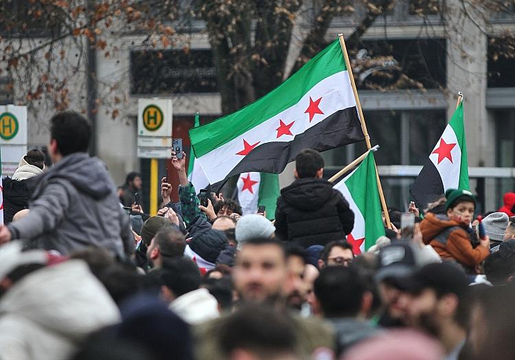 Syrer in Deutschland feiern den Sturz von Assad in Syrien am 08.12.2024, via dts Nachrichtenagentur