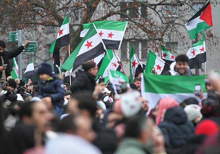 Syrer in Deutschland feiern den Sturz von Assad in Syrien am 08.12.2024, via dts Nachrichtenagentur