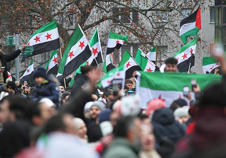 Syrer in Deutschland feiern den Sturz von Assad in Syrien am 08.12.2024, via dts Nachrichtenagentur