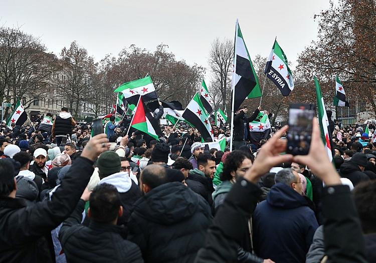 Syrer in Deutschland feiern den Sturz von Assad in Syrien am 08.12.2024, via dts Nachrichtenagentur