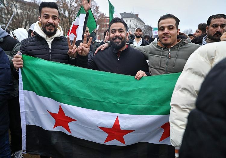 Syrer in Deutschland feiern den Sturz von Assad in Syrien am 08.12.2024, via dts Nachrichtenagentur