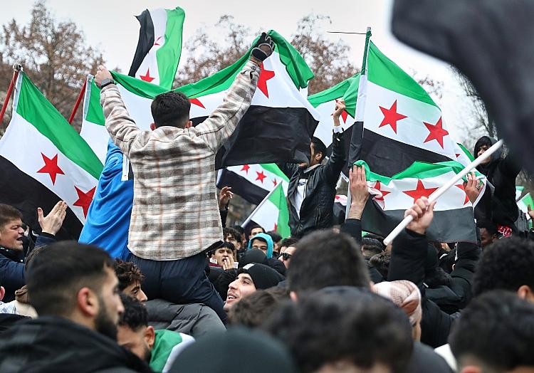 Syrer in Deutschland feiern den Sturz von Assad in Syrien am 08.12.2024, via dts Nachrichtenagentur