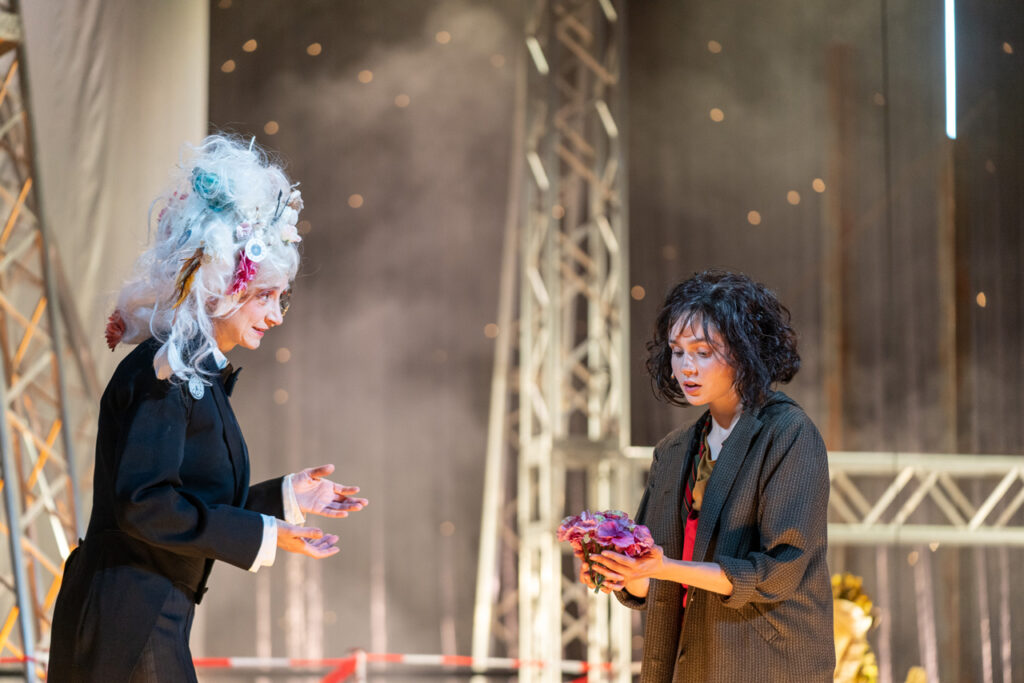 Staatstheater: Paulina Hobratschk begeistert als Momo