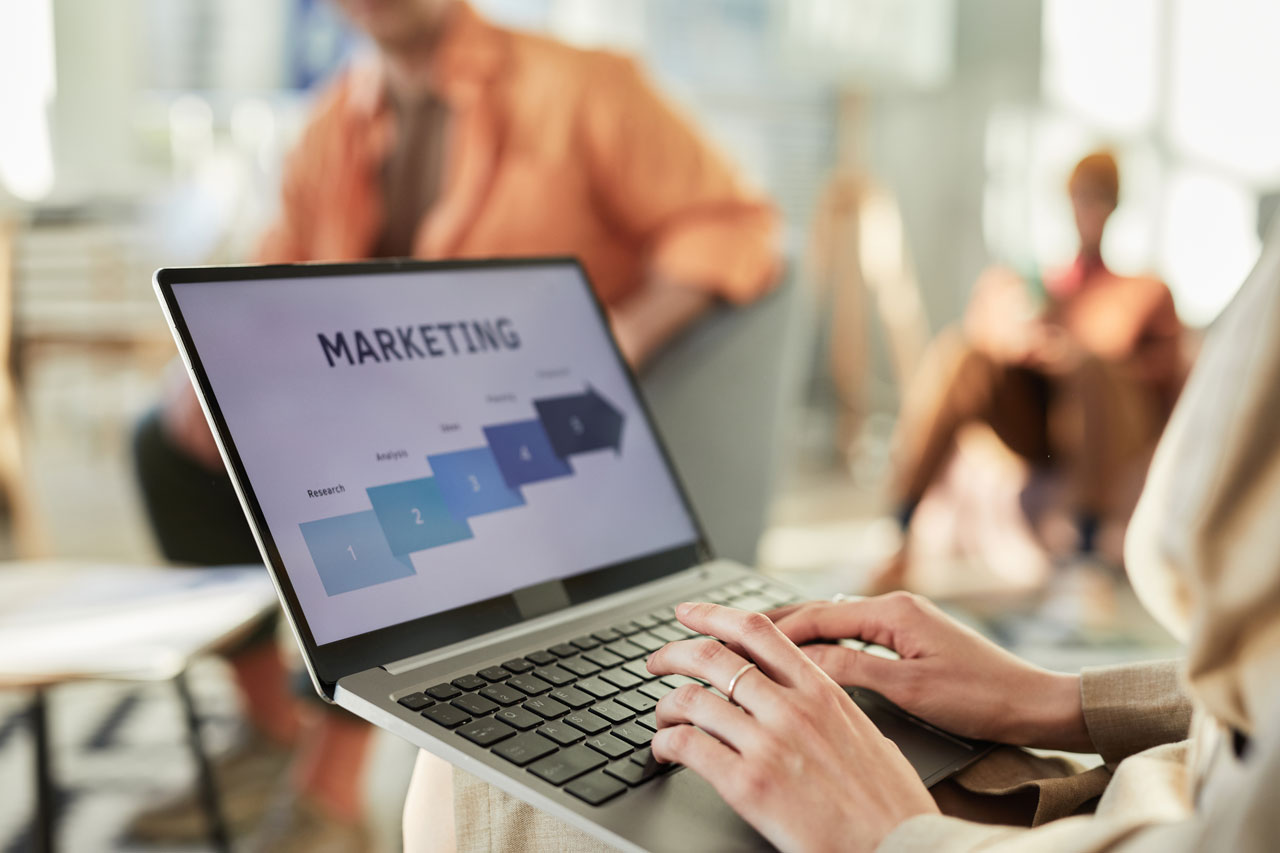 Online-Werbung ist eine der effektivsten Methoden, um Kunden zu gewinnen und den Umsatz zu steigern.