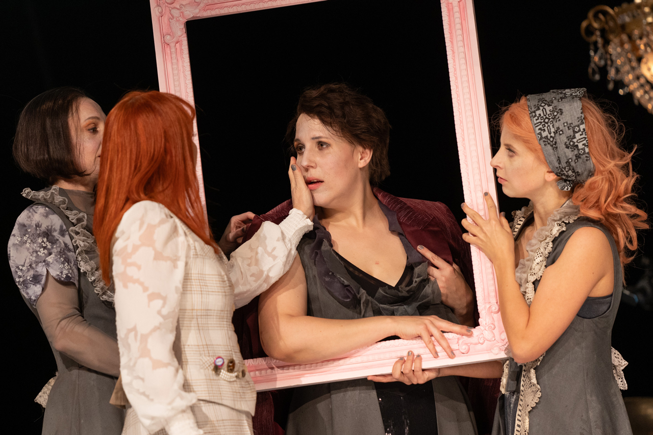 „Stolz und Vorurteil* (*oder so)“ ist in der Inszenierung von Maja Delinić zurzeit mit großem Erfolg im Kleinen Haus des Oldenburgischen Staatstheaters zu sehen.