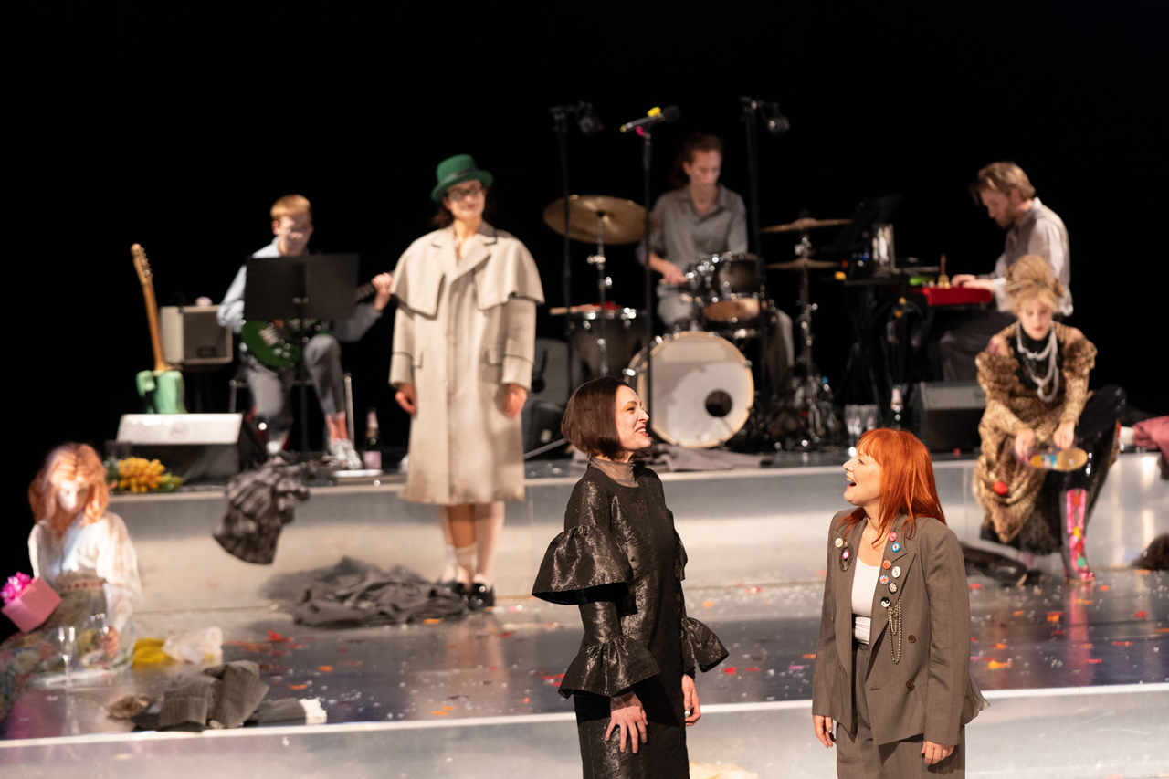 Fünf Schauspielerinnen sind in dieser sehenswerten Oldenburger Interpretation der historischen Romanvorlage von Jane Austen in 18 verschiedenen Rollen zu erleben.