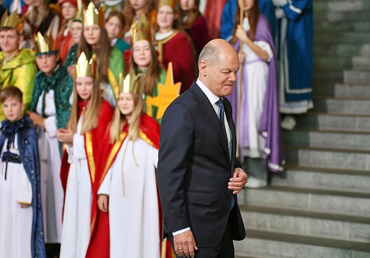 Olaf Scholz mit Sternsingern am 07.01.2025, via dts Nachrichtenagentur
