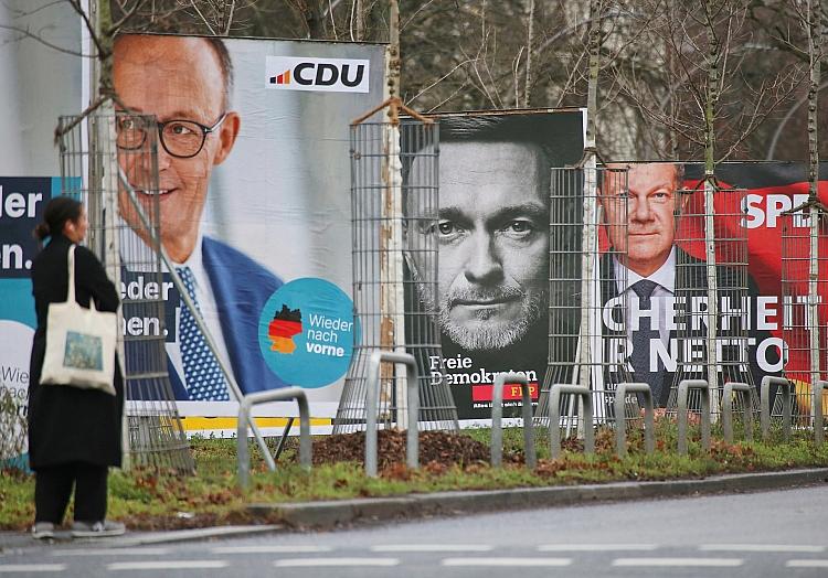 Wahlplakate mit Friedrich Merz, Christian Lindner und Olaf Scholz (Archiv), via dts Nachrichtenagentur