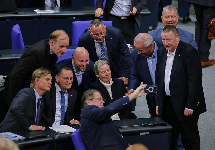 AfD-Fraktion macht ein Selfie am 29.01.2025, via dts Nachrichtenagentur