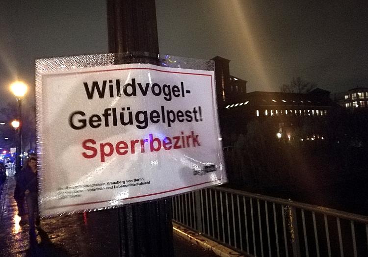 Warnschild vor Geflügelpest (Archiv), via dts Nachrichtenagentur