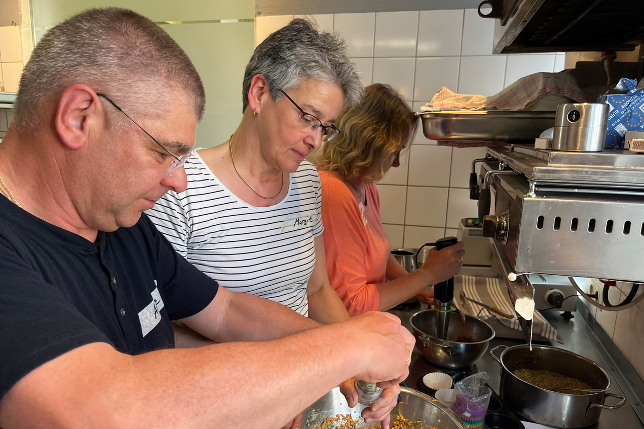 Rühren, würzen, pürieren, abschmecken: Die Teilnehmenden vom Kochworkshop „Vegane Snacks“ des Ernährungsrates Oldenburg arbeiten auf Hochtouren in der Küche des Hotels Tafelfreuden.