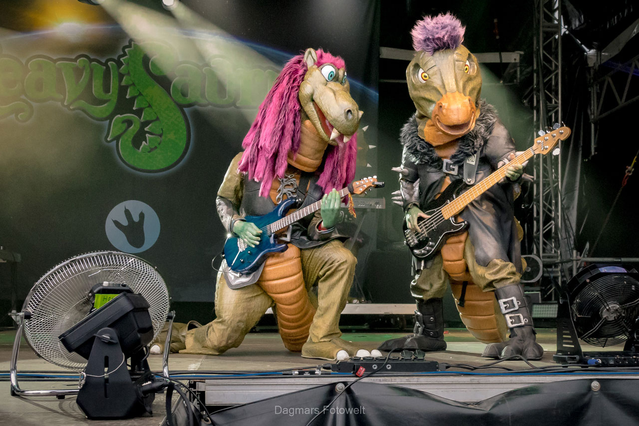 Die finnische Band „Heavysaurus“ spielt auf dem MPS in Rastede fröhlichen Heavy Metal für Kinder in bunten Kostümen und mit lustigen Texten.