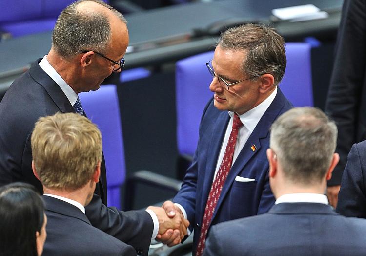 Friedrich Merz bekommt Glückwünsche von Tino Chrupalla am 06.05.2025, via dts Nachrichtenagentur