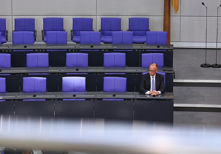 Friedrich Merz alleine auf der Regierungsbank am 06.05.2025, via dts Nachrichtenagentur