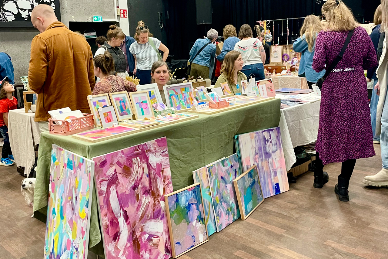 Das Handgemacht Festival lädt am 10. und 11. Mai ins Cadillac Oldenburg ein. Auf dem Programm stehen ein Kreativmarkt mit handgemachten Produkten, Infostände, Mitmachaktionen, Klamottentausch, eine interaktive Ausstellung, Kinderaktion, Musik-Quiz sowie vegane Speisen.
