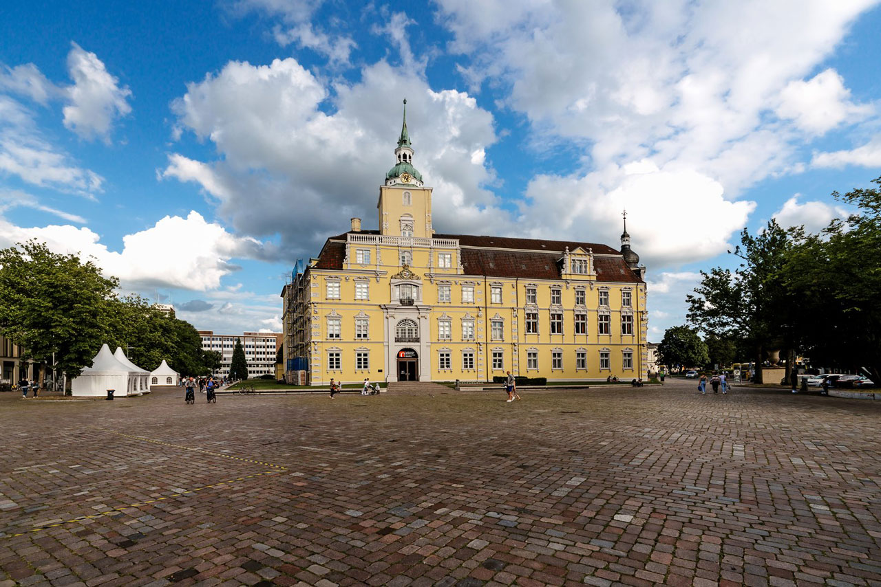 Zum Internationalen Museumstag am Sonntag, 18. Mai, öffnen auch die Oldenburger Museen und Kunsthäuser von 10 bis 18 Uhr ihre Türen. Bei freiem Eintritt wird neben den Dauerausstellungen und Sonderschauen ein vielfältiges Informations- und Mitmachprogramm geboten. Im Oldenburger Schloss (Foto) ist die Sonderausstellung „Wand an Wand. Der Kunstverein zu Gast im Augusteum“ und „Andenken. Formen der Erinnerung“ zu sehen.