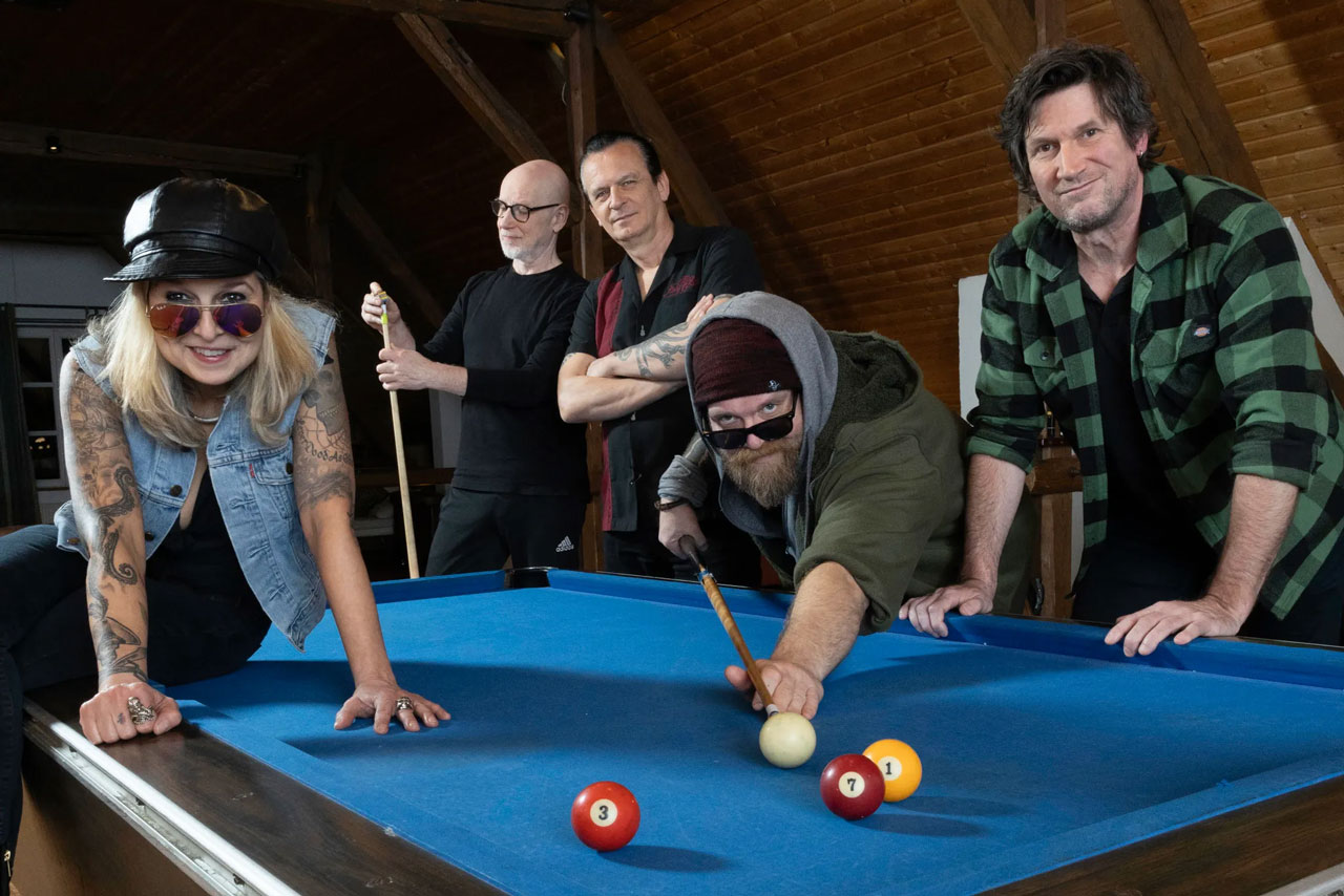 Die Punkrock-Institution „Slime“ aus Hamburg spielt als Höhepunkt beim „Apen Air Festival“ auch Songs ihres neuen Albums, das am 1. August 2025 erscheint.