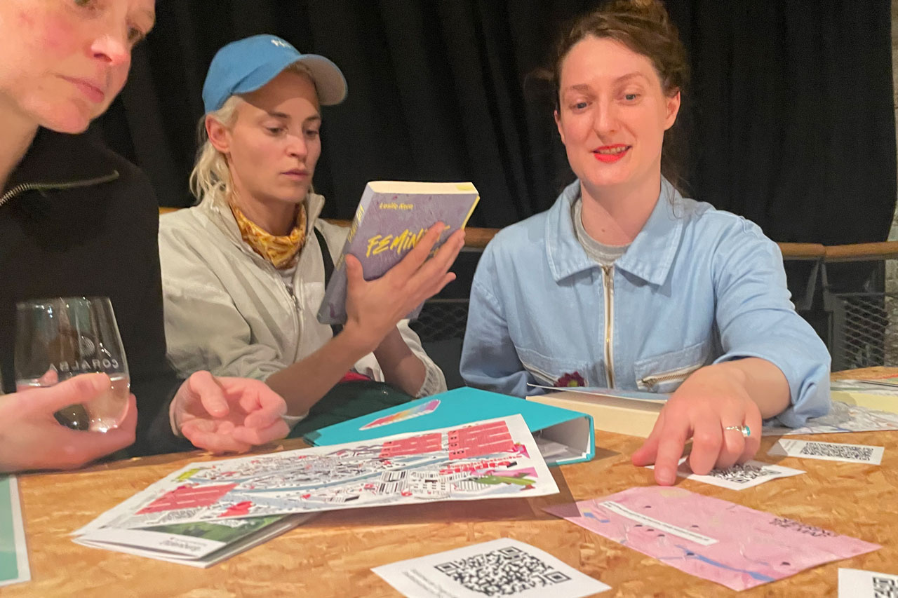 „Sheroes #3“ ist ein queer-feministisches Theaterspektakel und das neuste Projekt der Sparte 7 vom Oldenburgischen Staatstheater. Zum Thema feministische Stadtplanung ist die freie Regisseurin Franziska Stuhr (rechts) im Gespräch mit den Schauspielerinnen Julia Friede (links) und Rebecca Seidel.