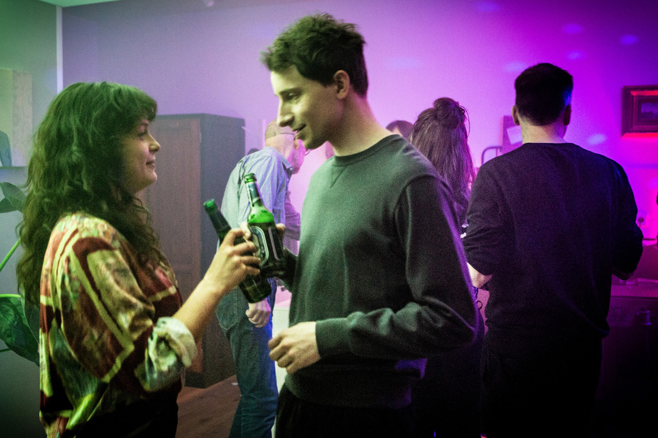 Rani Ewers (Via-Jikeli) und Marek Kolschak (Jonathan-Berlin) in „Solange du atmest“.