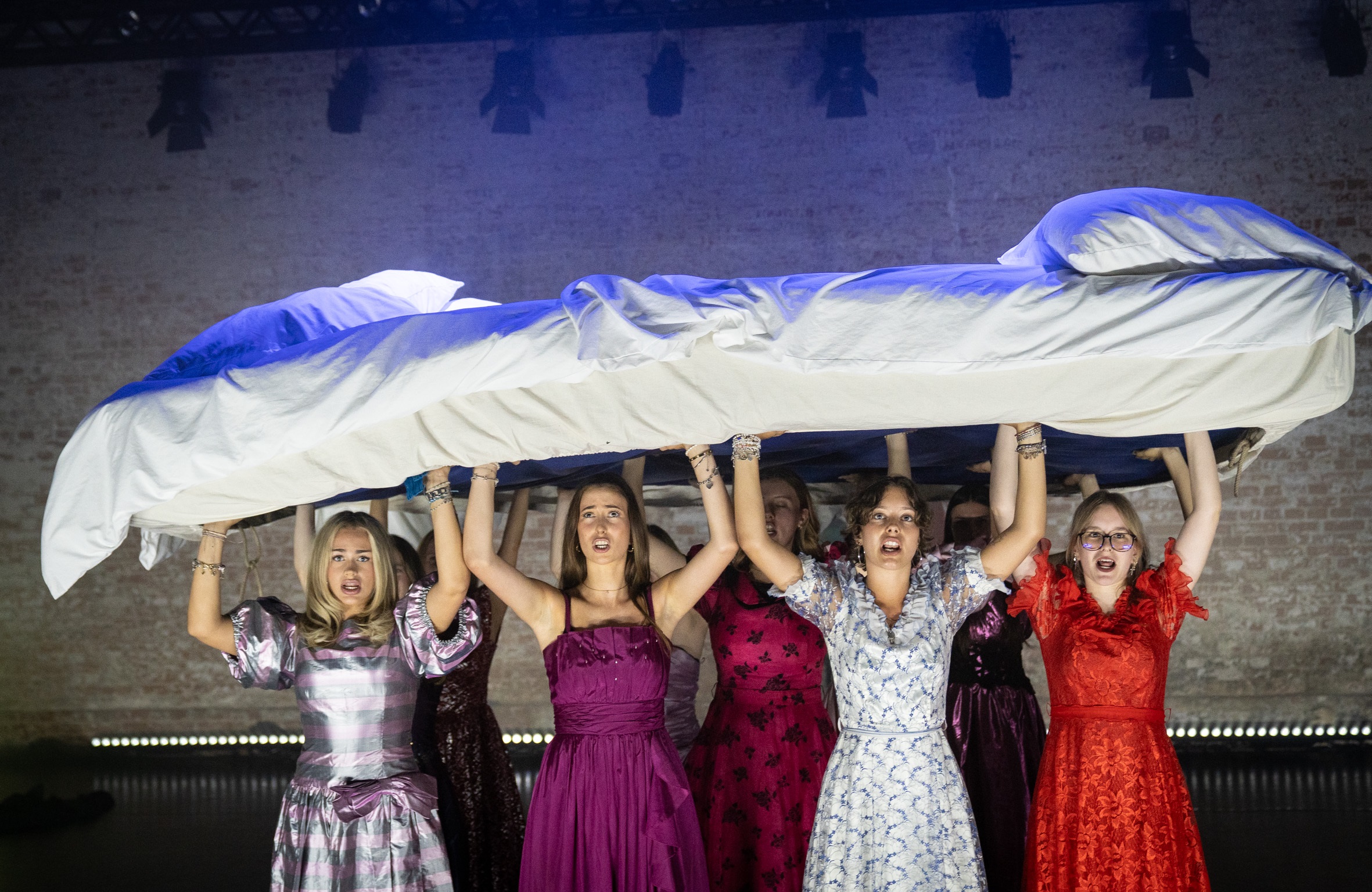 Der Jugendclub „Erzähl mir keine Märchen“ vom Oldenburgischen Staatstheater feiert mit seiner Inszenierung in der Exhalle derzeit auch in den sozialen Medien einen überwältigenden Erfolg. Die letzten beiden Vorstellungen sind am 30. Juni und 2. Juli.