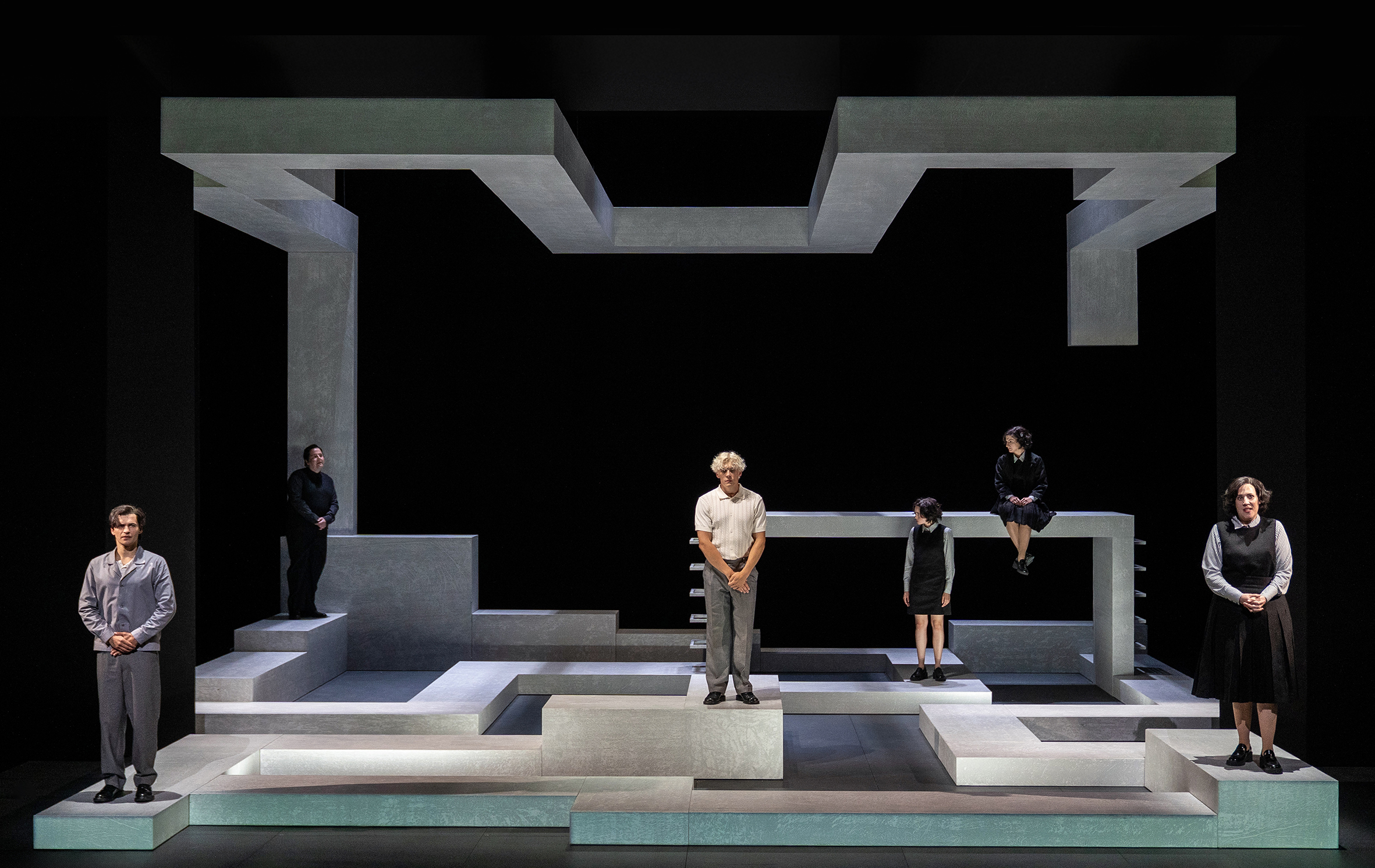 Das lyrische Drama „Mascha K. (Tourist Status)“ von Anja Hilling ist in der Inszenierung von Ebru Tartıcı Borchers im Kleinen Haus des Oldenburgischen Staatstheaters zu sehen. Die letzte Vorstellung in dieser Spielzeit ist am Mittwoch, 2. Juli, 20 Uhr; die Wiederaufnahme erfolgt am 29. August 2025.
