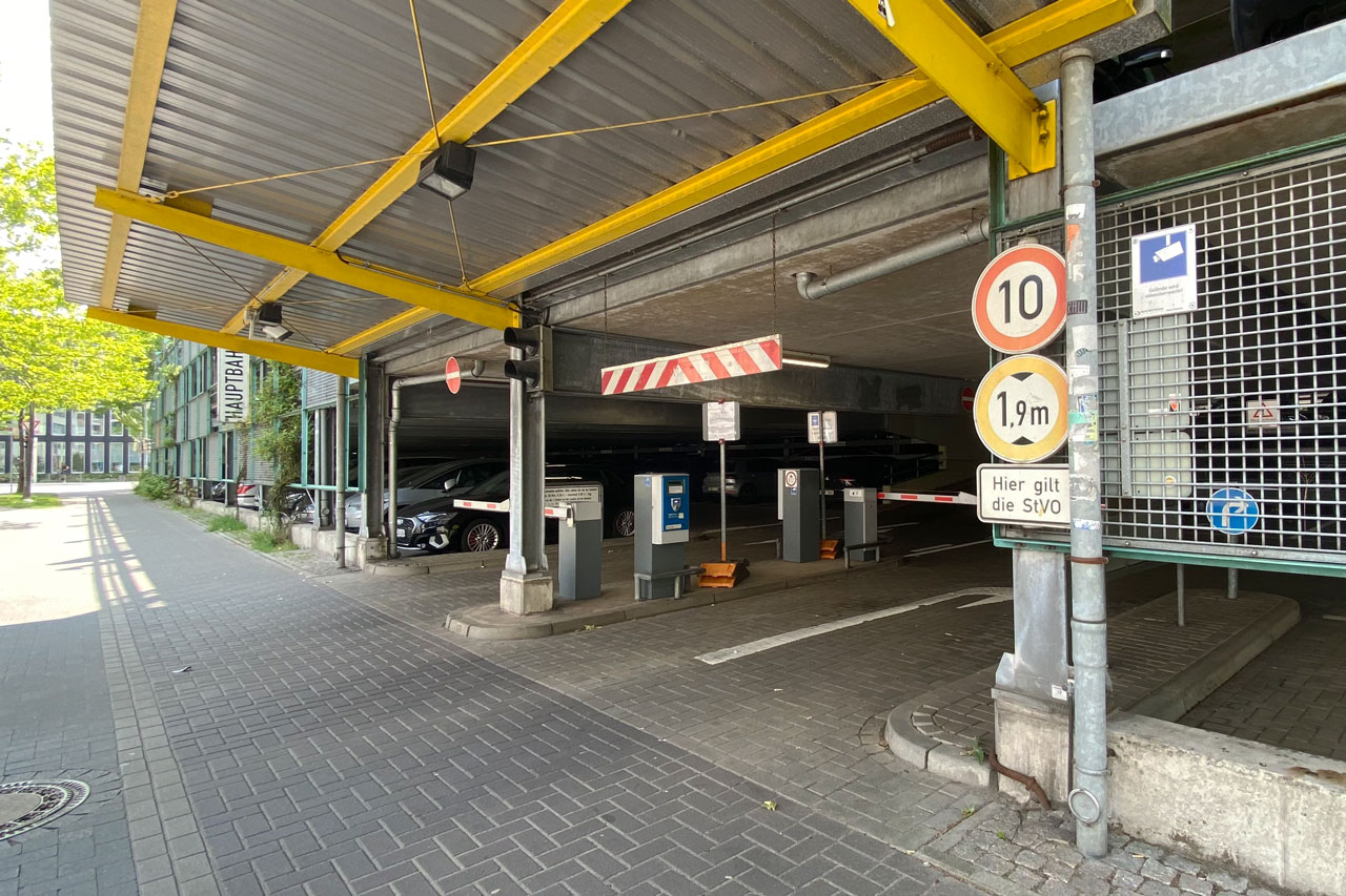 Im Parkhaus am Zentralen Omnibusbahnhof (ZOB) wird künftig per Kennzeichen abgerechnet: Die Stadt Oldenburg stellt auf ein ticketloses Parksystem um.