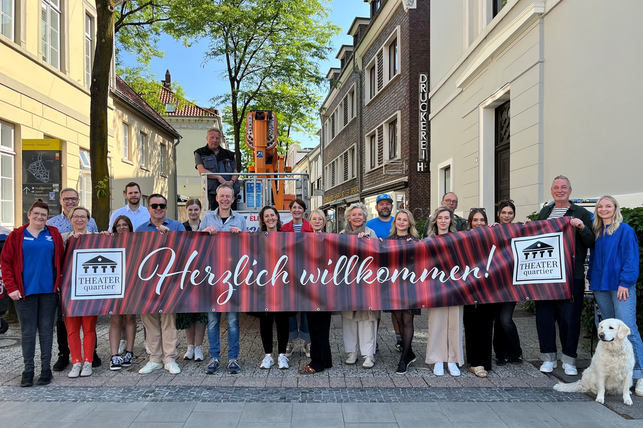 Geschäftsleute bringen mit Unterstützung der Stadt und dem Staatstheater ein gemeinsam gestaltetes Banner in der Gaststraße an. Foto: Stadt Oldenburg