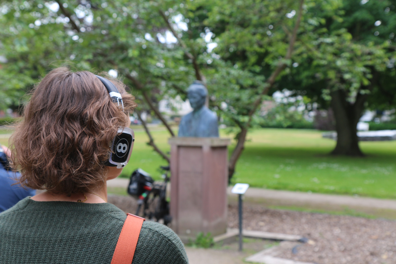 „Zukunftsmusik – Wir werden uns erinnert haben“ ist ein Stadtspaziergang der Sparte 7 vom Oldenburgischen Staatstheater. Der Audiowalk führt zu Erinnerungsorten berühmter Oldenburger Frauen wie Helene Lange.