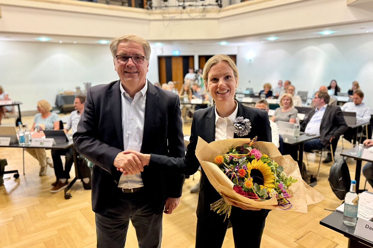 Dr. Julia Figura ist neue Erste Stadträtin. Oberbürgermeister Jürgen Krogmann gratulierte ihr zur Wahl.