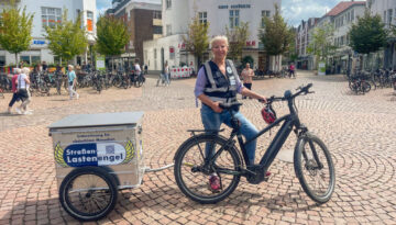 Marion Sandker – Vorstandsmitglied der Oldenburger Straßenengel – ist donnerstags als "Lastenengel" unterwegs.