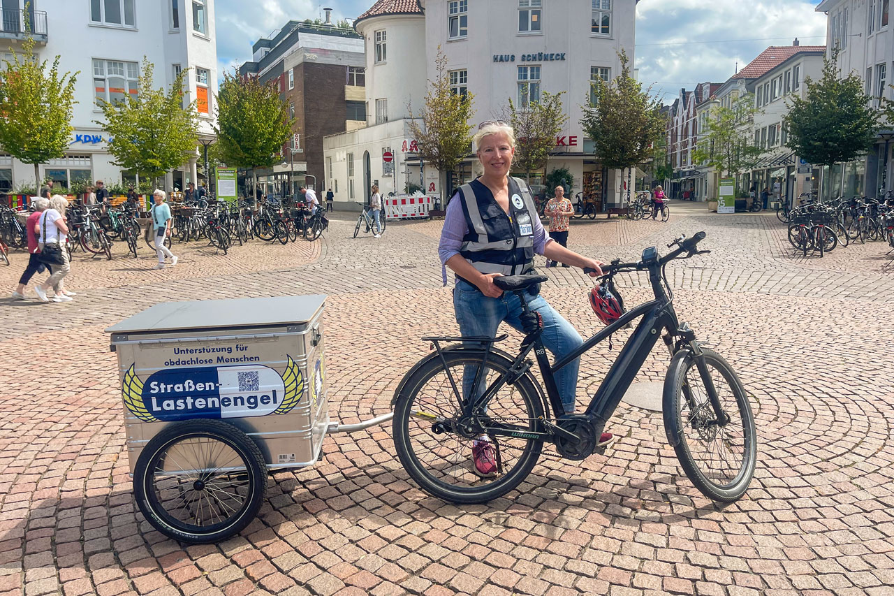Marion Sandker – Vorstandsmitglied der „Oldenburger Straßenengel“ – ist donnerstags als „Lastenengel“ unterwegs.