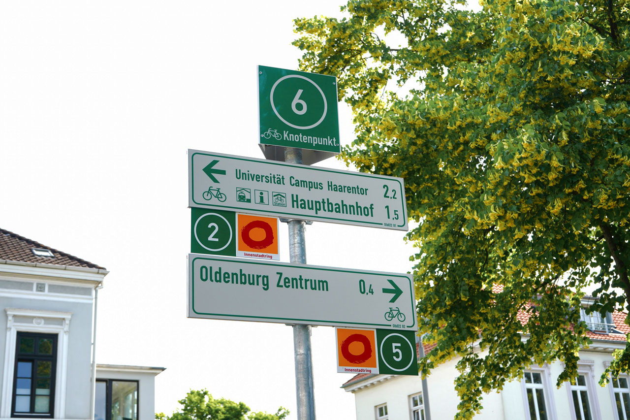 Das neue Knotenpunktsystem ist an grünen Schildern mit weißer Ziffer erkennbar.