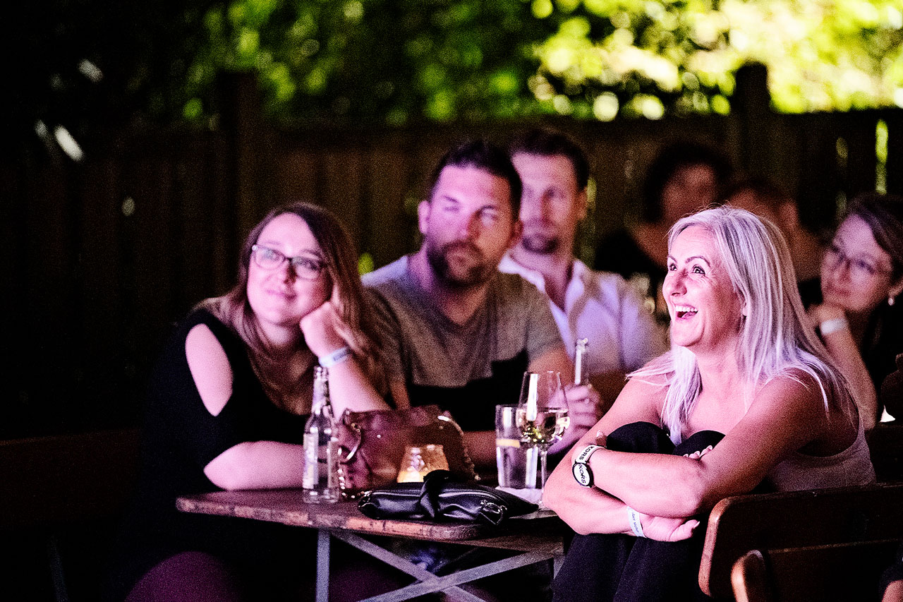 Am 11. August bringen vier Nachwuchstalente bei der „2. Jungen & Wilden Komischen Nacht“ das Publikum zum Lachen.