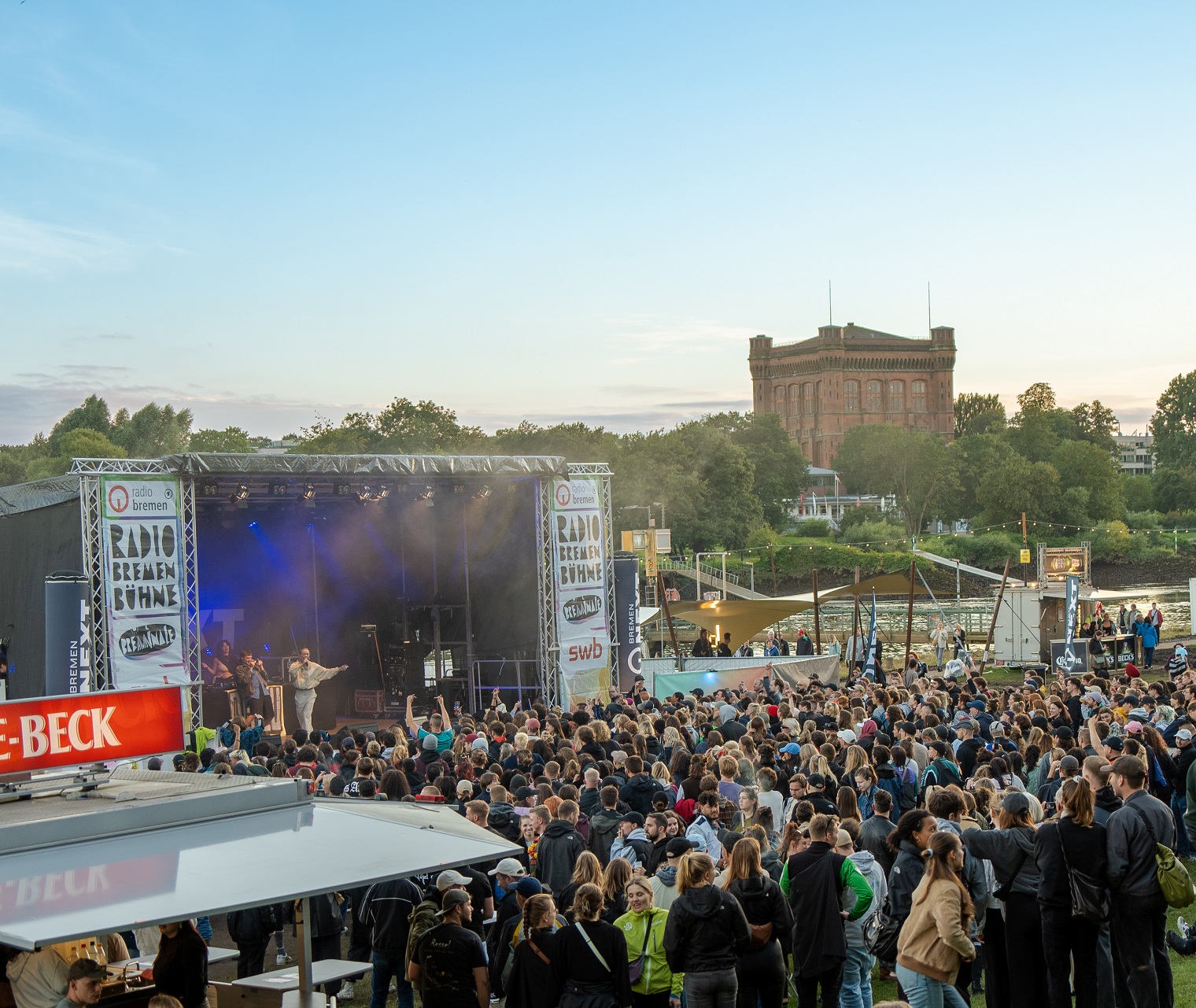 Das Festival Breminale 2025 am Bremer Osterdeich bietet noch bis Sonntag, 13. Juli, kulturelle Vielfalt auf verschiedenen Bühnen zum Nulltarif.