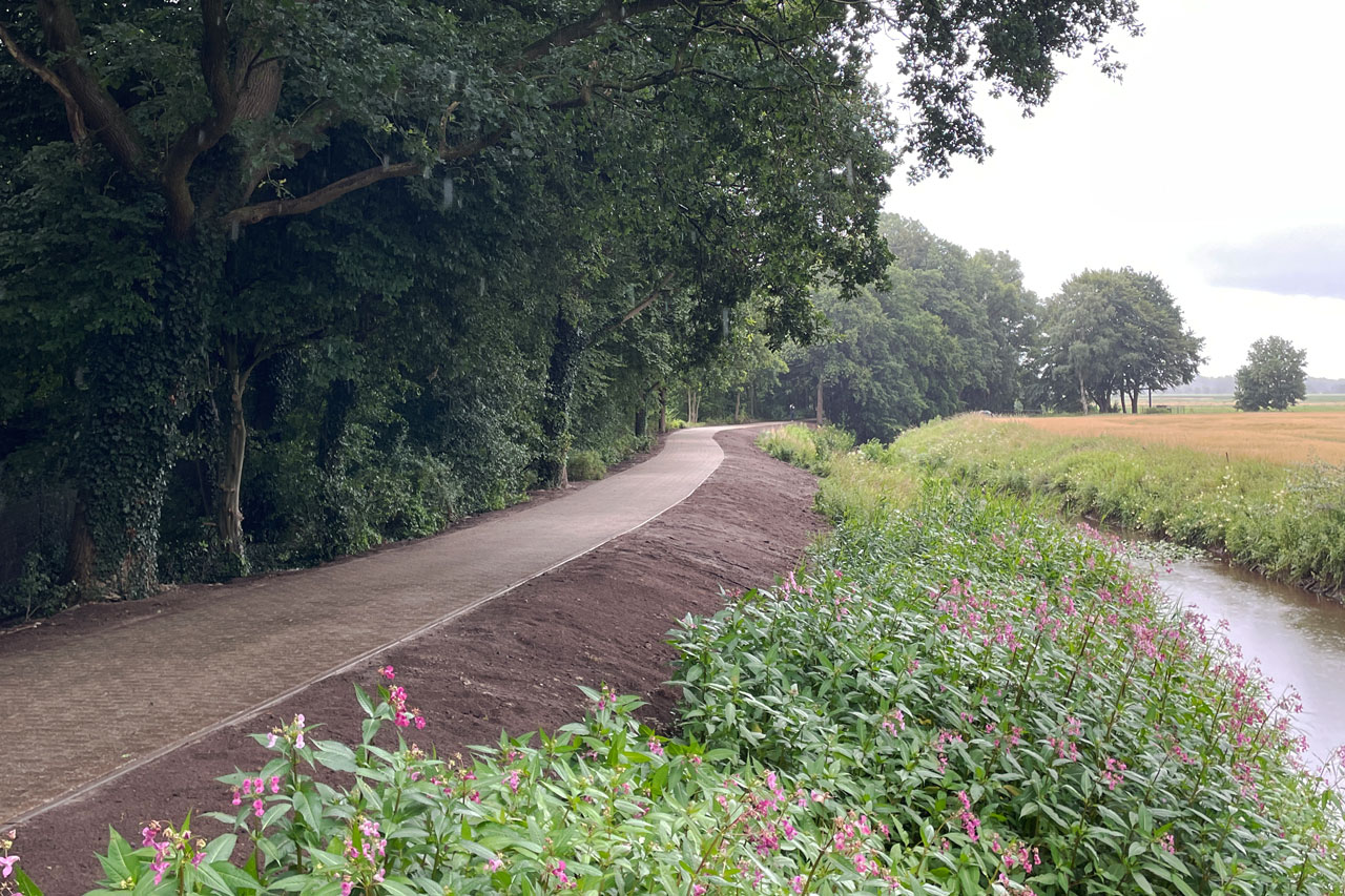 Mehr Hochwasserschutz für Bümmerstede und Kreyenbrück: Mitte Juli wurde der Fuß- und Radweg am Parkfriedhof erhöht.
