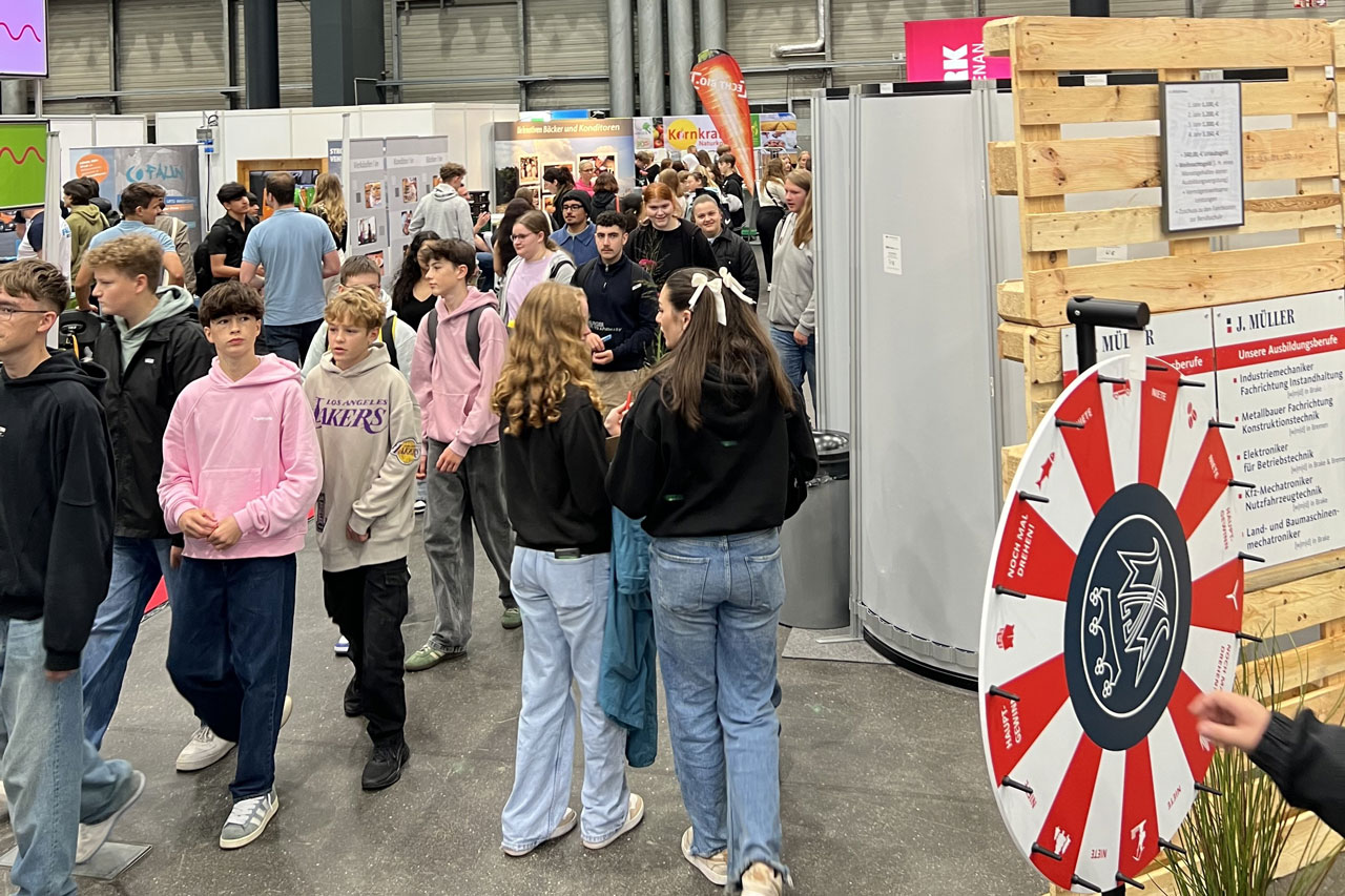 Die job4u Messe in den Weser-Ems Hallen ist am Freitag, 12. September, von 9 bis 14 Uhr
und am Samstag, 13. September, von 10 bis 15 Uhr bei freiem Eintritt geöffnet.