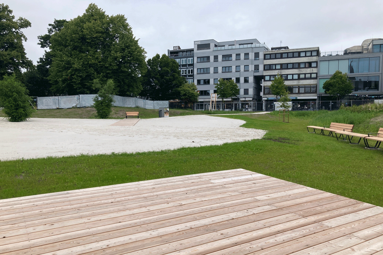Blick vom Holzpodest auf einen Teil der Freizeitfläche. 