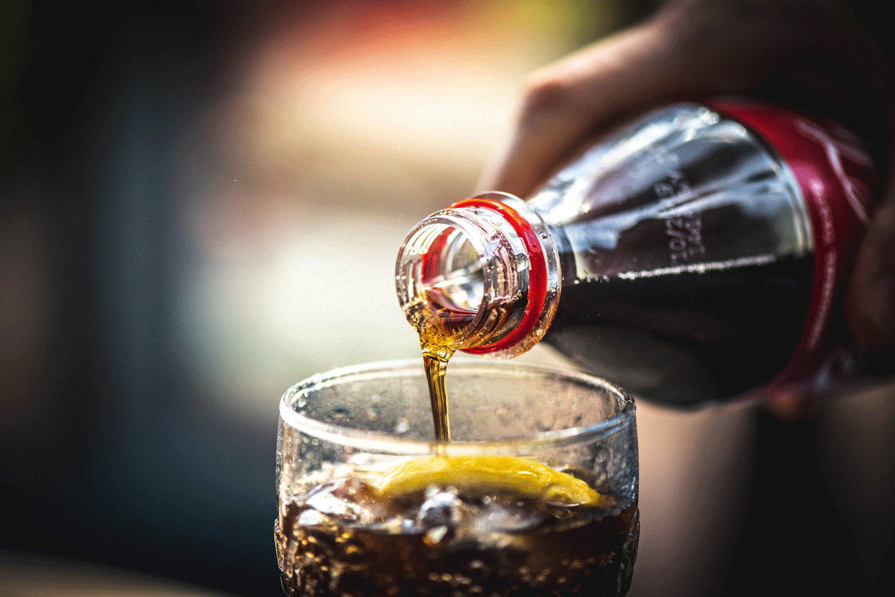 Zuckerstrategie gescheitert: Softdrinks enthalten kaum weniger Zucker als vor acht Jahren.